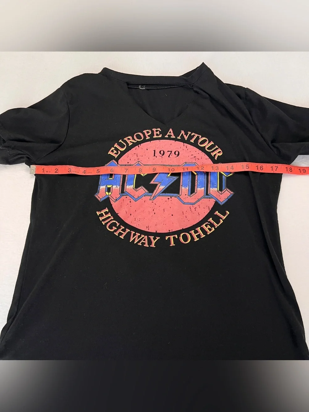 AC DC WOMEN’S SHORT SLEEVE CREW NECK GRAPHIC T SHIRT SIZE Small Band Concert - Picture 5 of 7